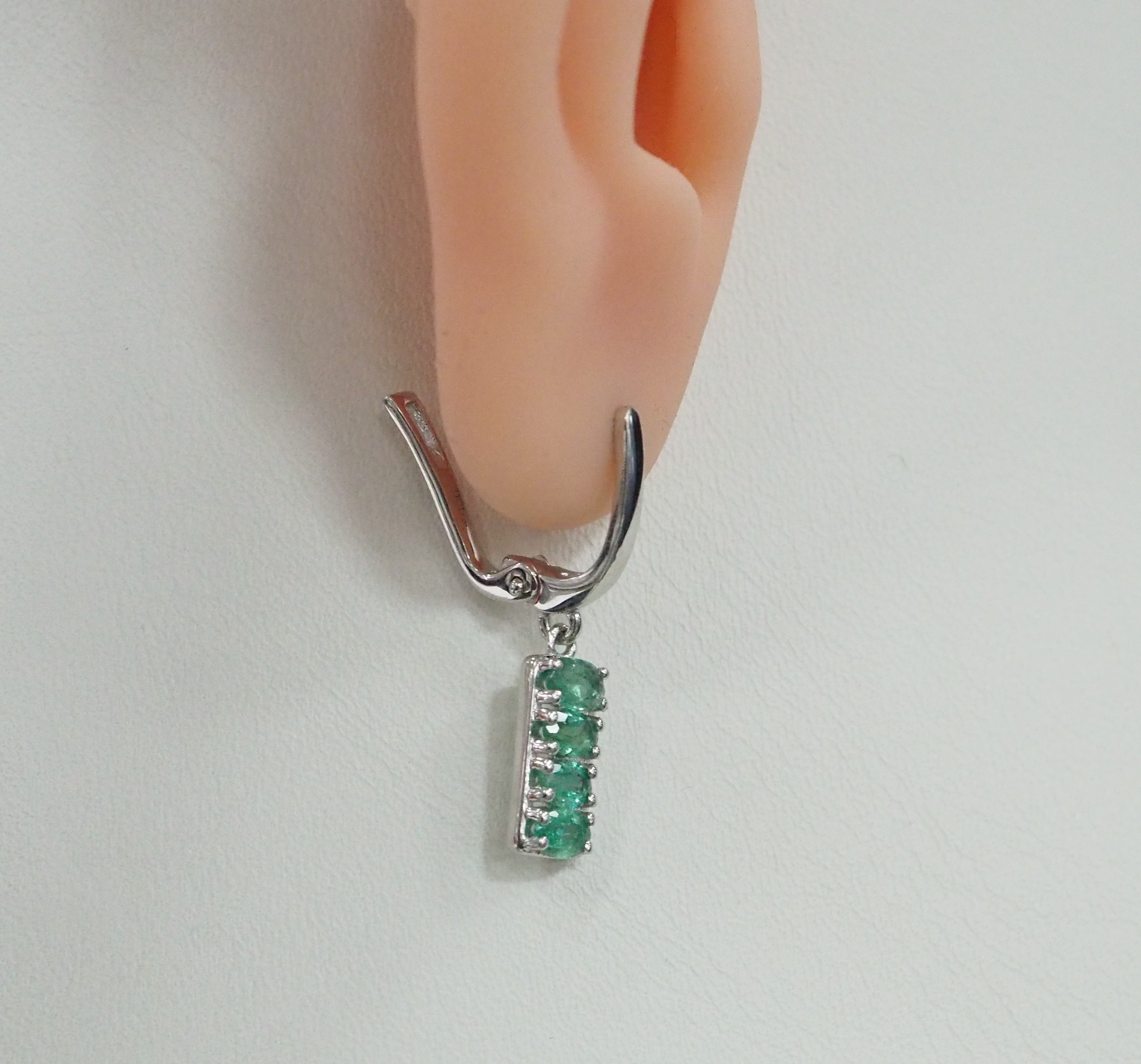 Серебряные серьги с изумрудами